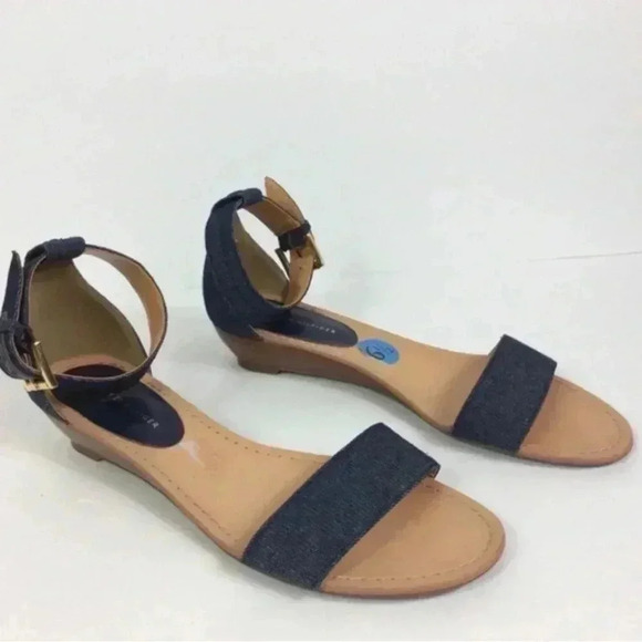 💜 3/25 Tommy Hilfigure Dark Blue Jean Small Wedge Sandals Size 9.5 - Picture 1 of 3